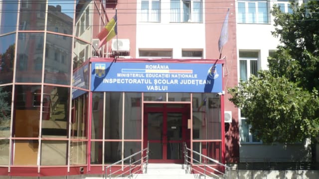 examen scris pentru funcția de director în școală, candidați în sală