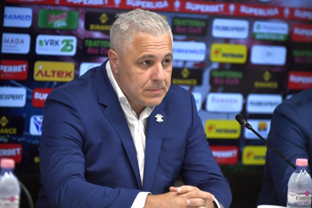 Marius Şumudică în timpul conferinței de presă