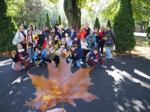 copii explorând natura în parc, frunze colorate, activitate educațională