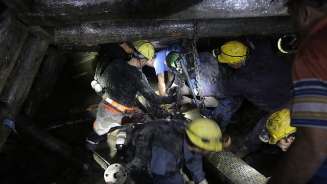 echipe de salvare în acțiune în zona minieră afectată