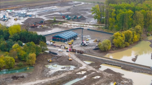 pod nou în construcție cu muncitori pe șantier