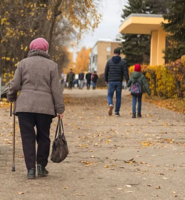 pensionari în Buzău, oameni în vârstă, plăți pensii