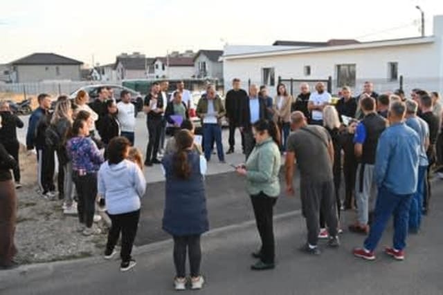 discuție între cetățeni și autorități în cartierul Walter Mărăcineanu