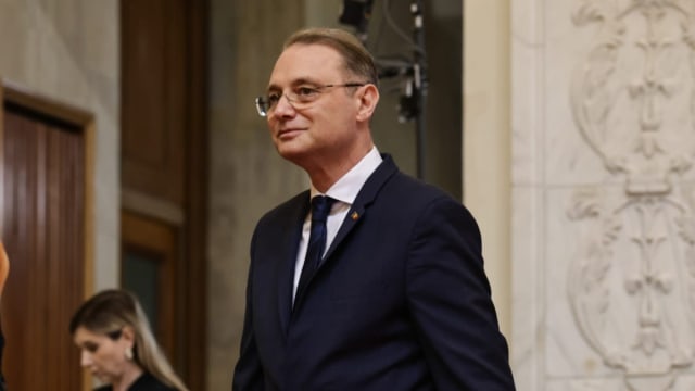 Luca Niculescu în Parlamentul României, în costum negru