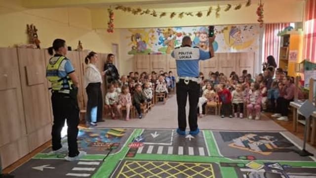copii participând la lecții despre semne de circulație