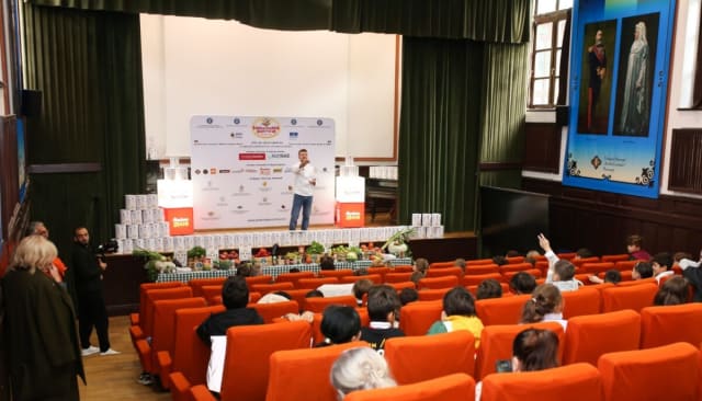 elevi în clasă, activitate educațională despre alimentație sănătoasă