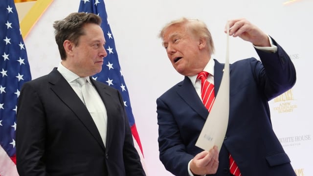 Elon Musk și sateliți Starshield în spațiu