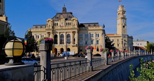 expoziție muzeu, activități culturale în Oradea, oameni vizitând expoziții