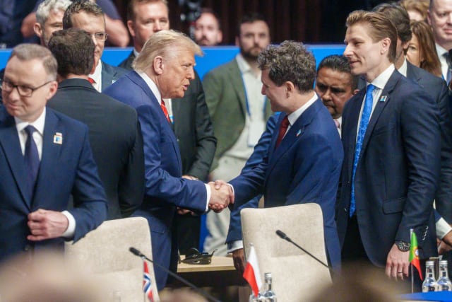 discuție diplomatică între oficiali americani și români