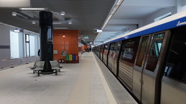 metrou în stație, tren electric, București