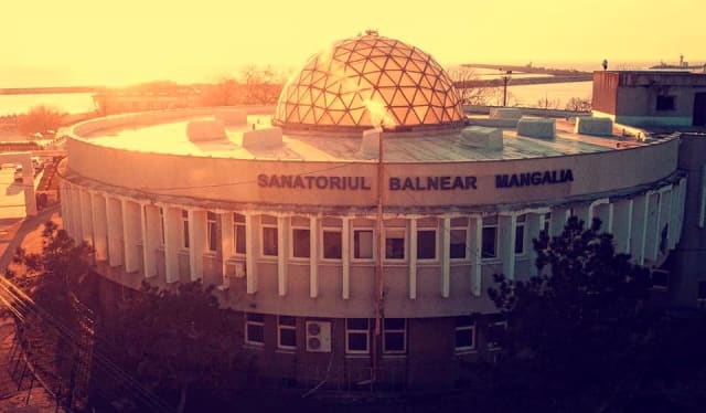 clădire sanatoriu și muncitori calificați la centrala termică