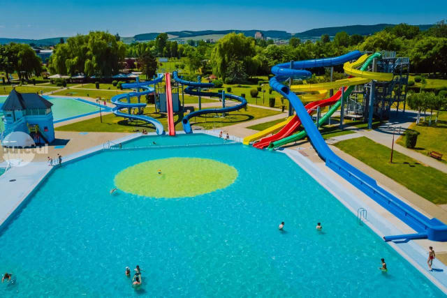 familie cu trei copii primind card de reduceri