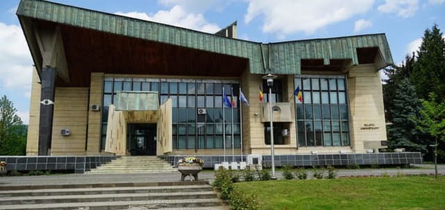 panouri fotovoltaice instalate pe clădiri