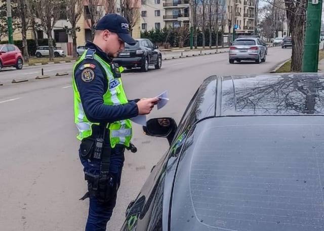 Polițist reținând un tânăr în trafic