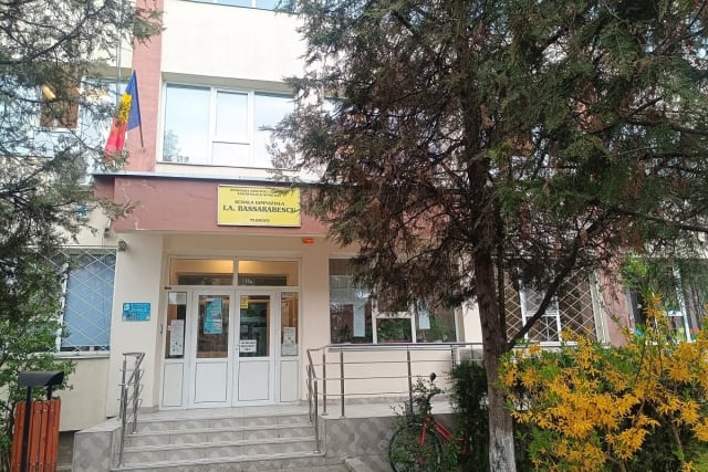 Elevi participând la atelier de imprimare 3D în școală