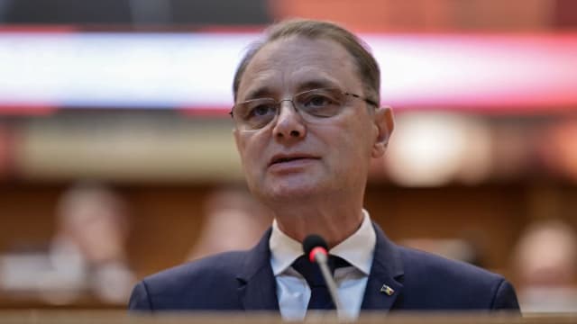 Luca Niculescu în fața Ministerului Investițiilor