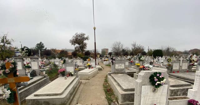 trotuar cu corturi și comercianți de flori și candele în apropierea cimitirului