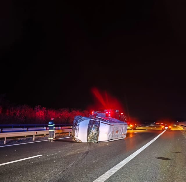 autoutilitară răsturnată pe autostrada A1, intervenție pompieri