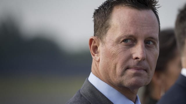 imagine cu Richard Grenell în fața unei clădiri oficiale