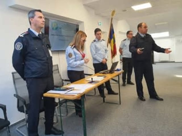 sală de ședințe cu reprezentanți ISU și autorități locale