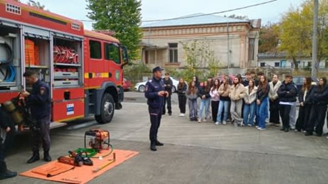 copii vizitând autospeciale de pompieri, în Galați