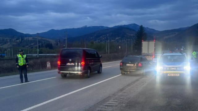 Polițist rutier cu radar în trafic