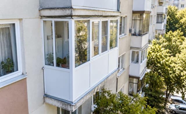 balcoane închise la blocuri din Oradea