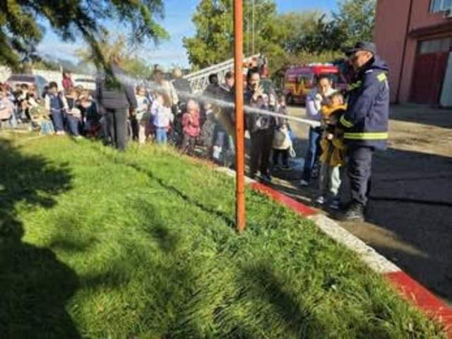elevi și pompieri în activitate, autospeciale și echipamente de intervenție