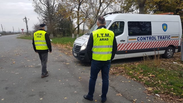 inspector de muncă verificând șantier de construcții