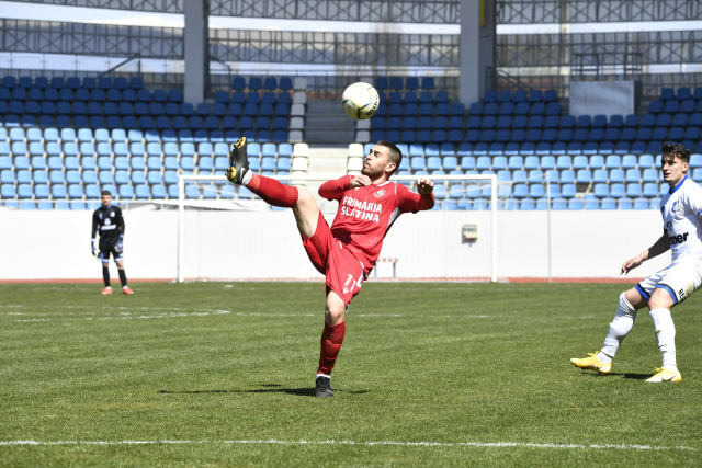 meci de fotbal în Liga 2, jucători în acțiune