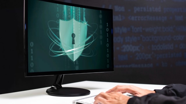 servere și monitor cu coduri de programare