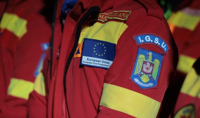 echipă de salvare urbană în acțiune, echipamente și câini de căutare