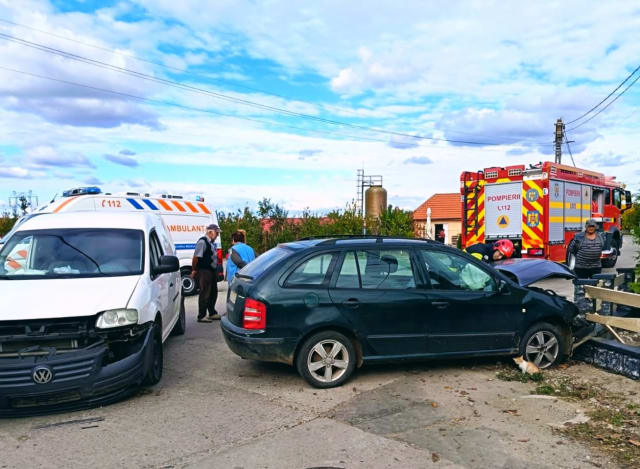 accident rutier, două autoturisme, intervenție pompieri