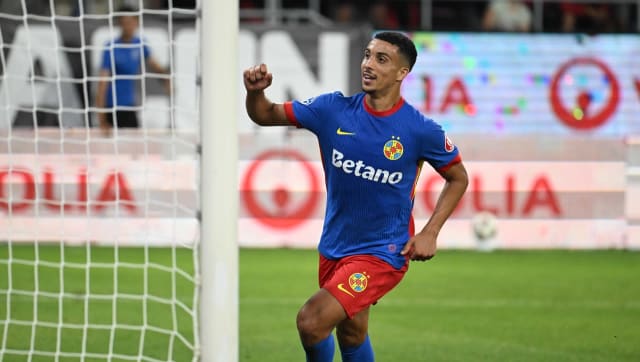 fotbalist francez în acțiune pe teren