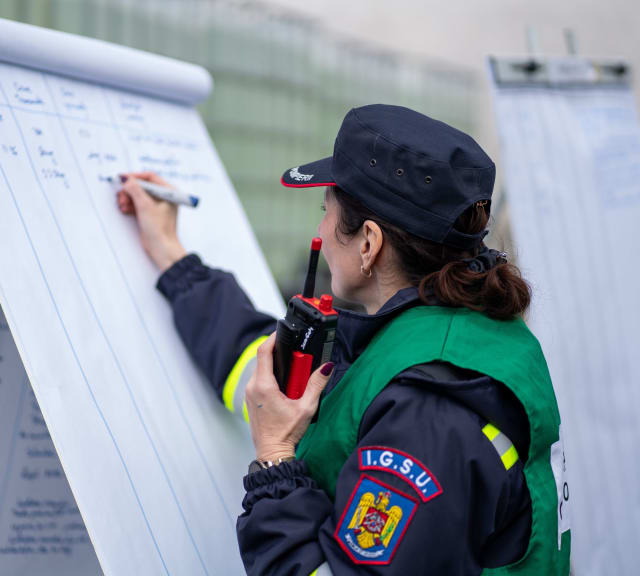 echipaj de pompieri intervenind în teren