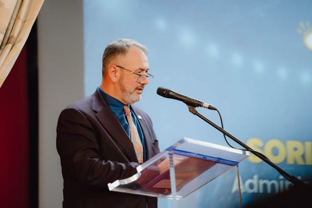 profesor și elevi în clasă, discuție despre educație