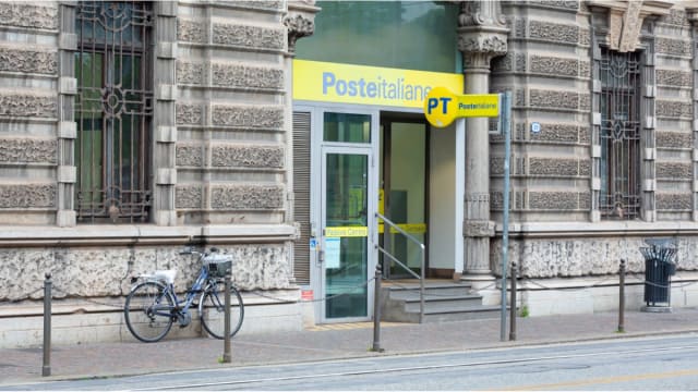 angajată a Poștei din Italia în timpul muncii