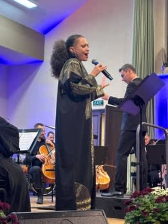 Sala Filarmonicii Pitești cu public și artiști pe scenă