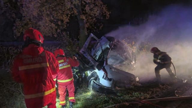 mașină în flăcări după accident pe șosea, județul Iași