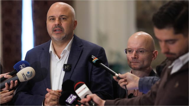 bărbat cu documente medicale și substanță, în fața poliției