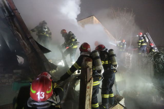 echipaj de pompieri intervenind la un incendiu în apartament
