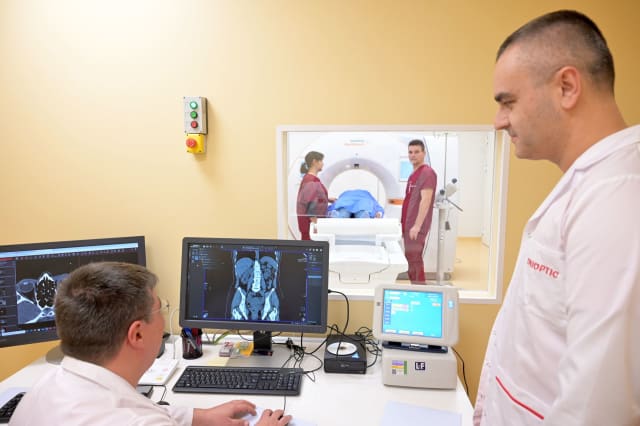 echipament CT modern în centru medical