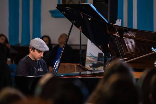 pianist la concert într-o biserică