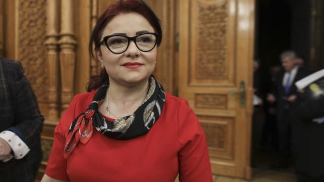 imagine cu documente și mâini care semnează, simbol al justiției