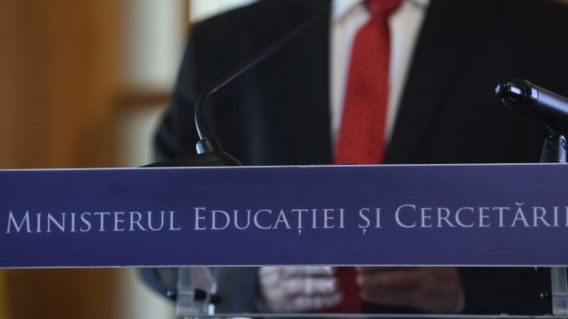 discuție între miniștri la ședință de guvern