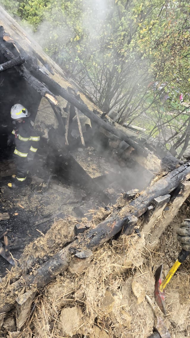 pompieri stingând incendiu la anexă gospodărească