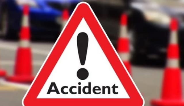 mașini implicate într-un accident rutier, poliție, drum