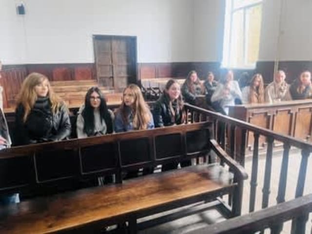 eleve participând la activități juridice la Judecătoria Bacău