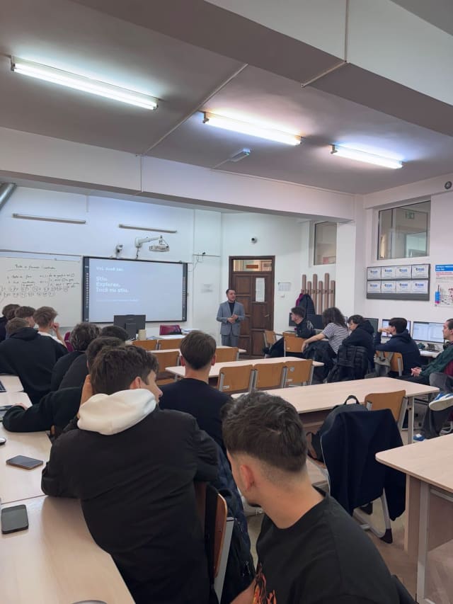 elevi și foști elevi în sala de clasă, discuție despre carieră