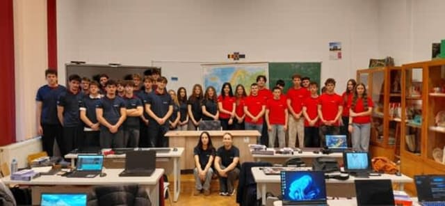 elevi pregătindu-se pentru stagii Erasmus+ în Cipru și Spania